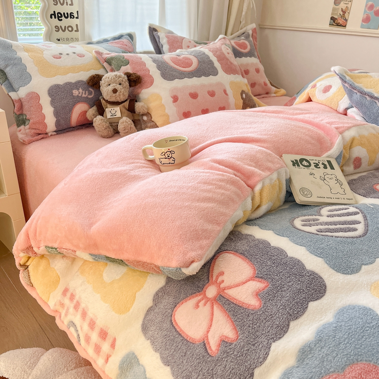 91家纺网 家纺一手货源 找家纺 川悦生活 2025新款立体雪花绒印花大床四件套系列一场景二 甜蜜日常粉