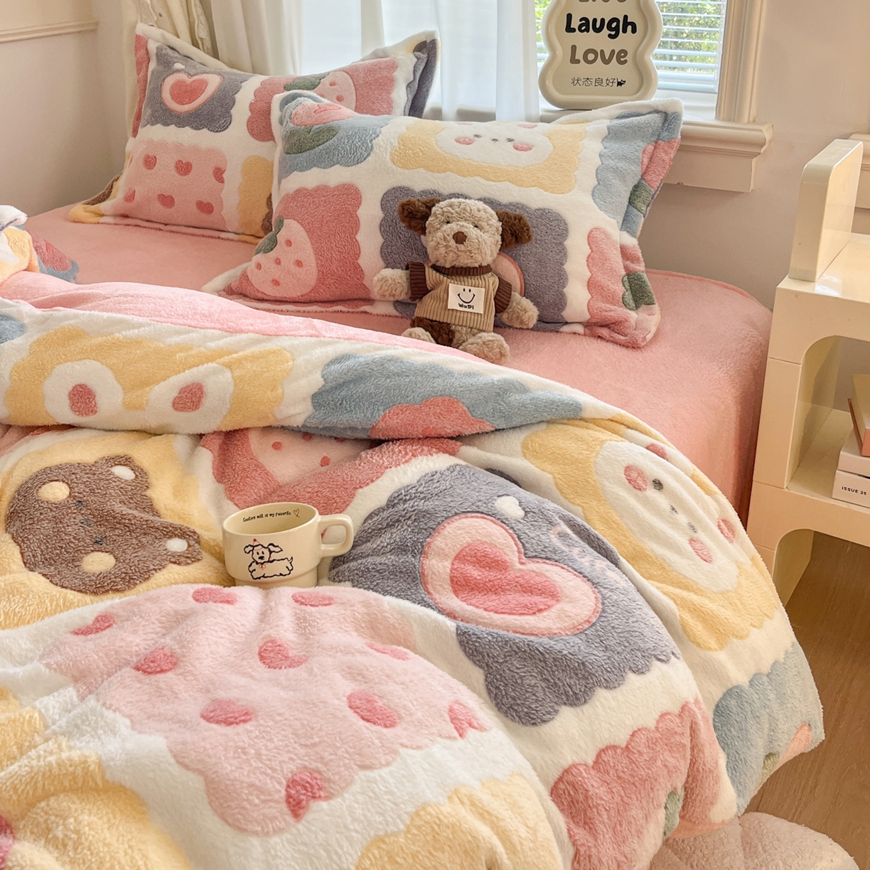 91家纺网 家纺一手货源 找家纺 川悦生活 2025新款立体雪花绒印花大床四件套系列一场景二 甜蜜日常粉