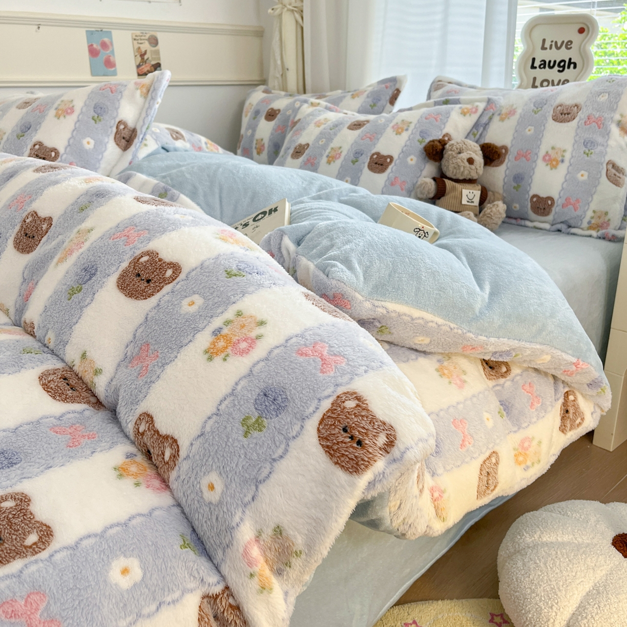 91家纺网 家纺一手货源 找家纺 川悦生活 2025新款立体雪花绒印花大床四件套系列一场景二 小熊花园