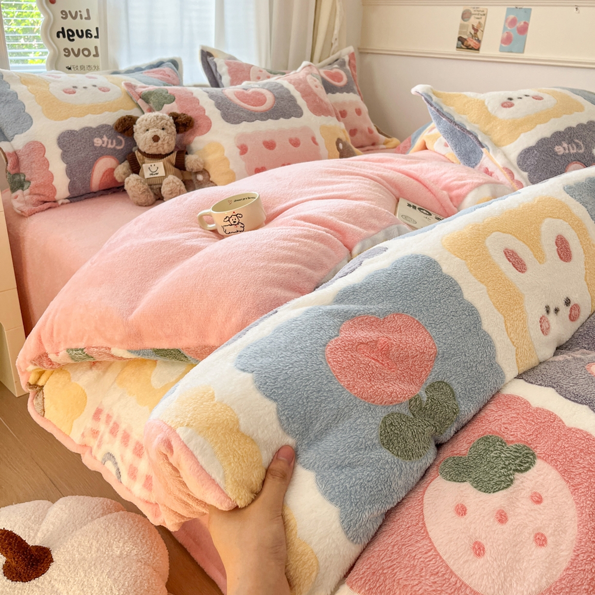 91家纺网 家纺一手货源 找家纺 川悦生活 2025新款立体雪花绒印花大床四件套系列一场景二 甜蜜日常粉