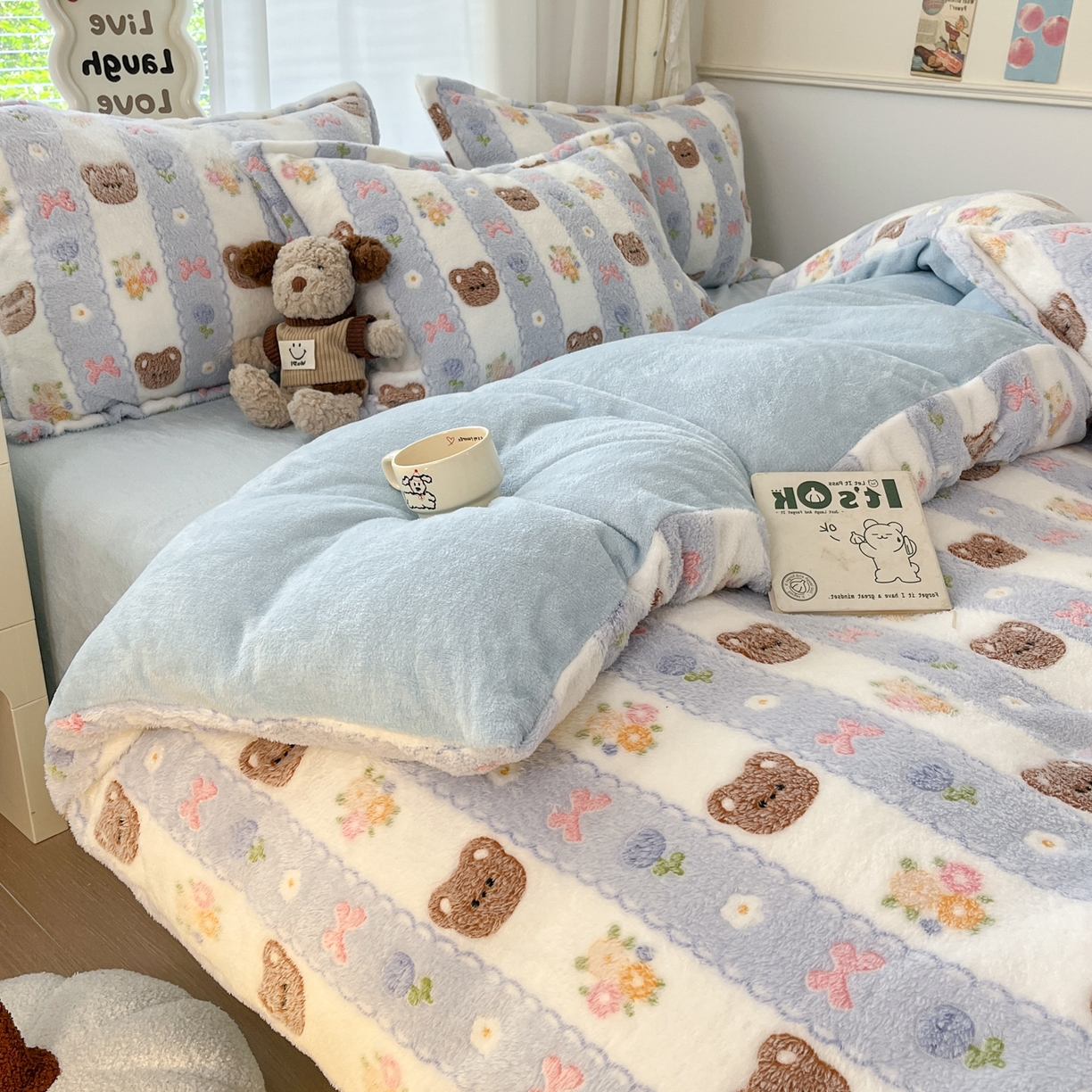 91家纺网 家纺一手货源 找家纺 川悦生活 2025新款立体雪花绒印花大床四件套系列一场景二 小熊花园