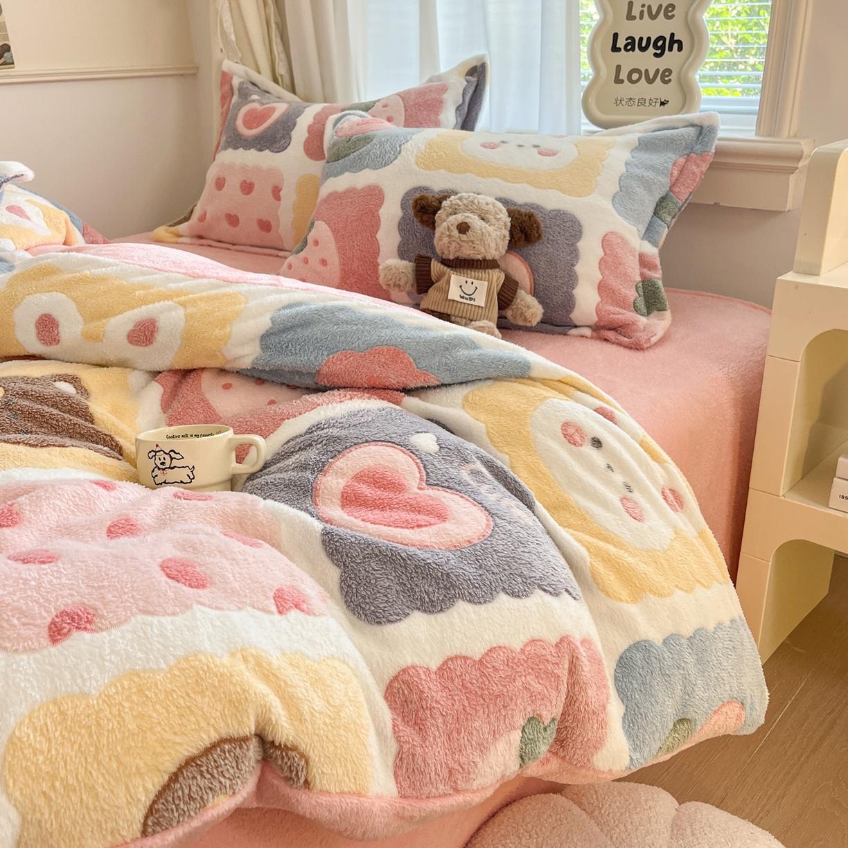 91家纺网 家纺一手货源 找家纺 川悦生活 2025新款立体雪花绒印花大床四件套系列一场景二 甜蜜日常粉