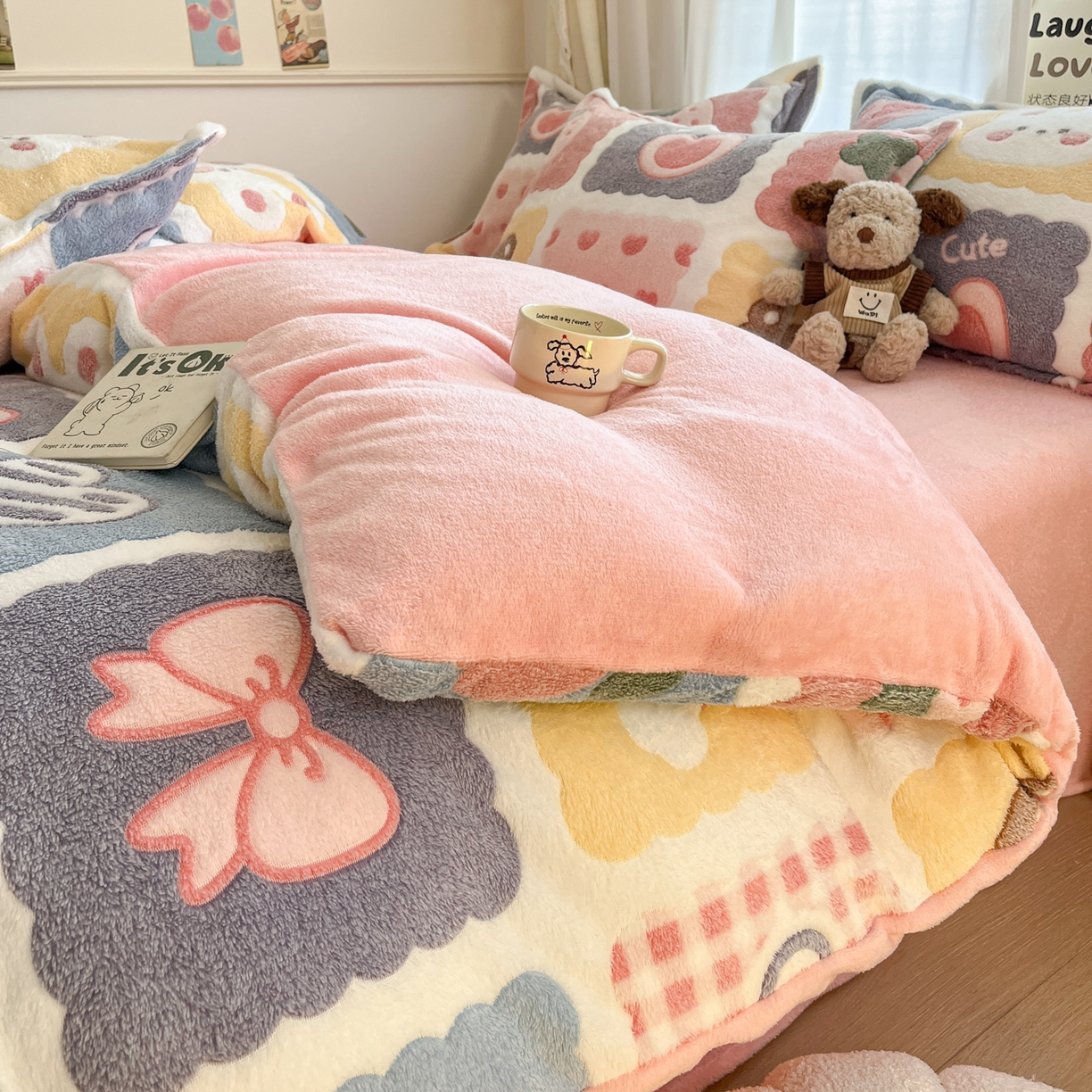 91家纺网 家纺一手货源 找家纺 川悦生活 2025新款立体雪花绒印花大床四件套系列一场景二 甜蜜日常粉