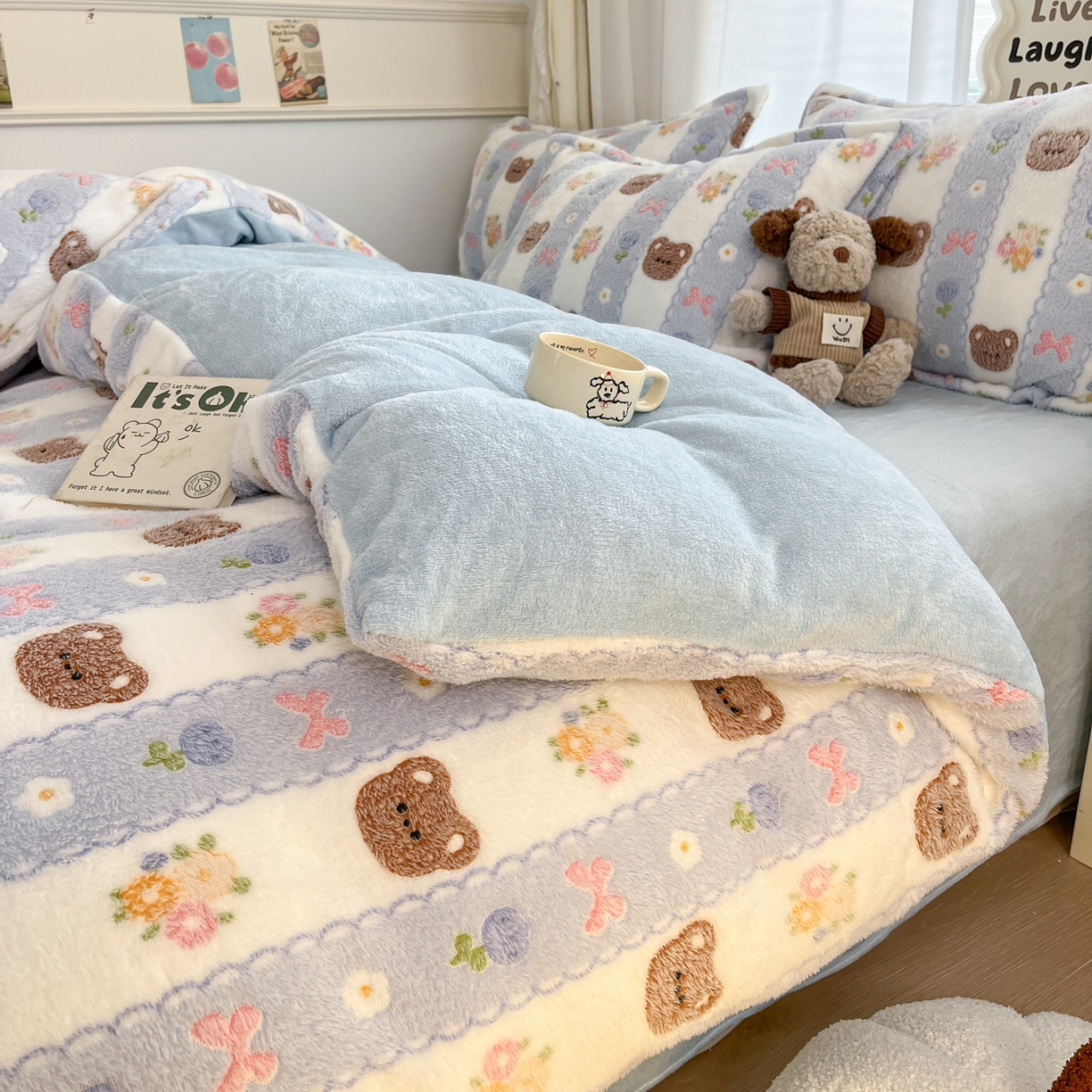 91家纺网 家纺一手货源 找家纺 川悦生活 2025新款立体雪花绒印花大床四件套系列一场景二 小熊花园