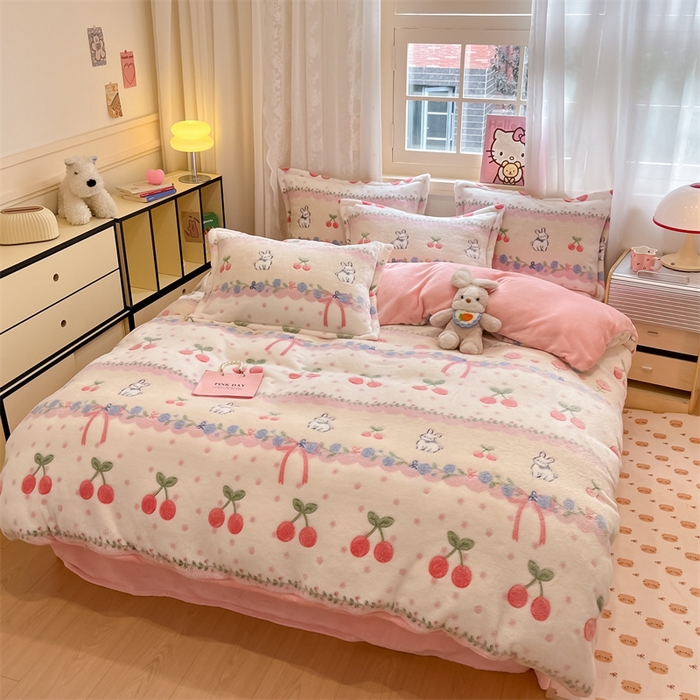 91家纺网 家纺一手货源 找家纺 川悦生活 2025新款立体雪花绒印花大床四件套系列一场景二 樱桃啵啵