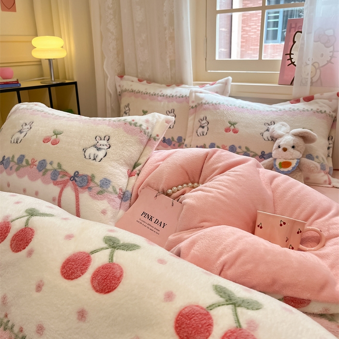 91家纺网 家纺一手货源 找家纺 川悦生活 2025新款立体雪花绒印花大床四件套系列一场景二 樱桃啵啵