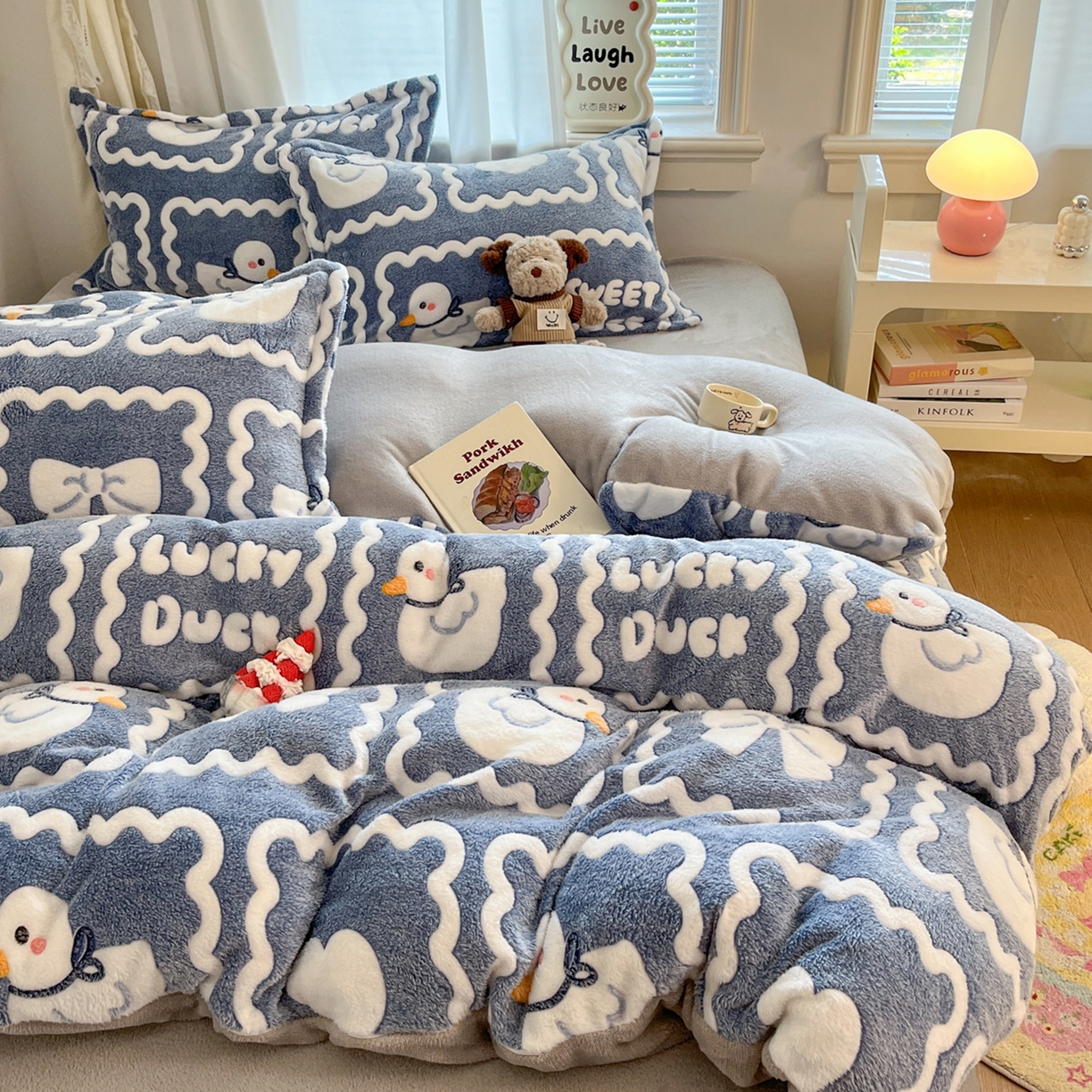 91家纺网 家纺一手货源 找家纺 川悦生活 2025新款立体雪花绒印花大床四件套系列一场景二 快乐鸭鸭