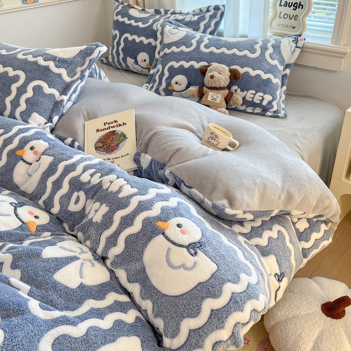 91家纺网 家纺一手货源 找家纺 川悦生活 2025新款立体雪花绒印花大床四件套系列一场景二 快乐鸭鸭