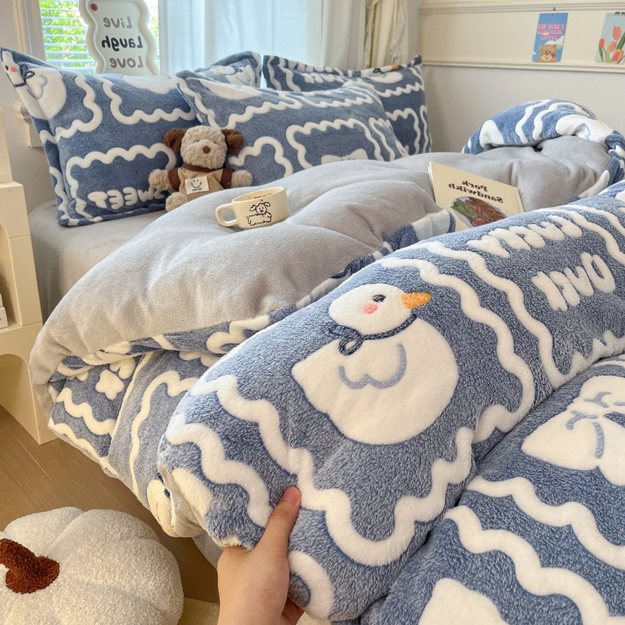 91家纺网 家纺一手货源 找家纺 川悦生活 2025新款立体雪花绒印花大床四件套系列一场景二 快乐鸭鸭