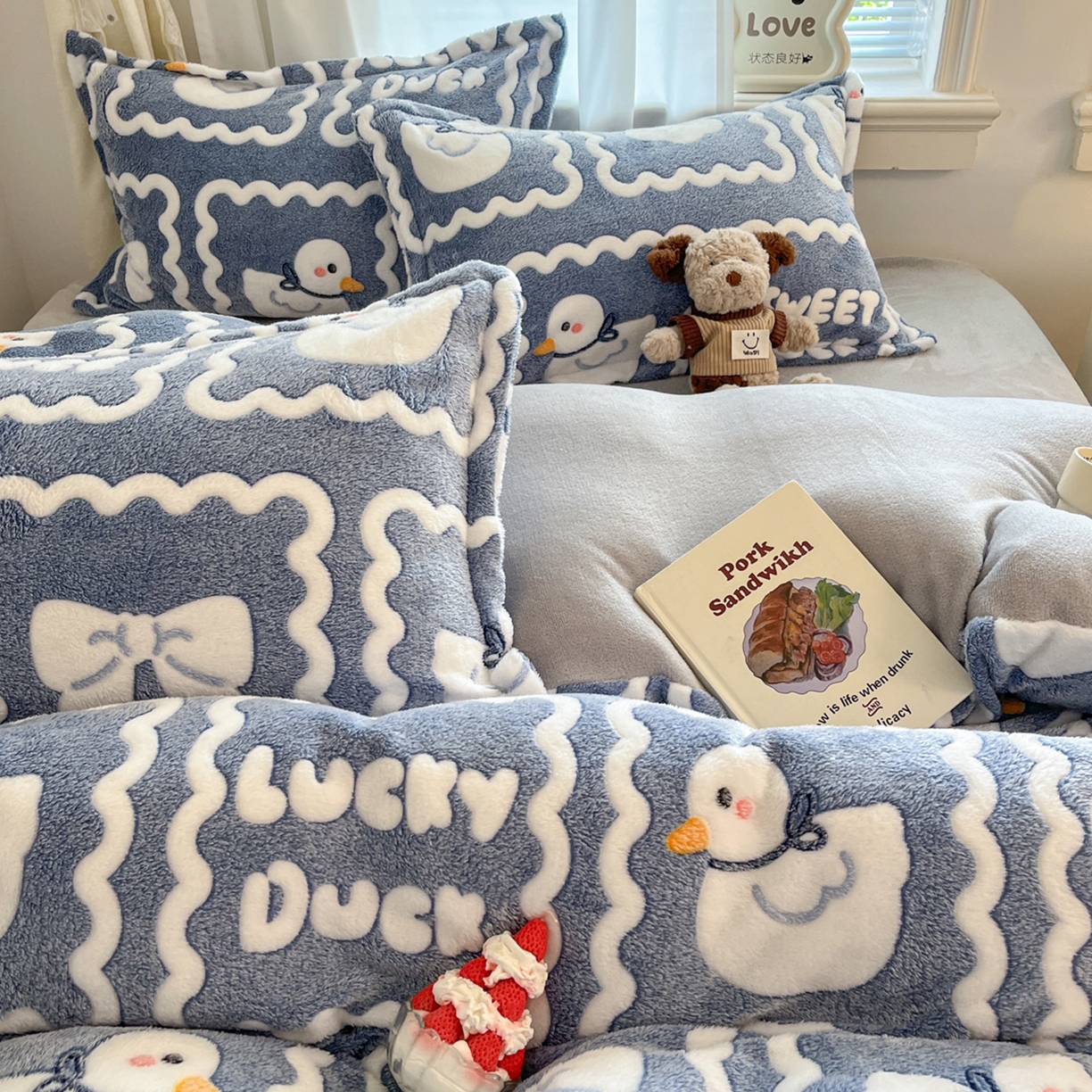 91家纺网 家纺一手货源 找家纺 川悦生活 2025新款立体雪花绒印花大床四件套系列一场景二 快乐鸭鸭