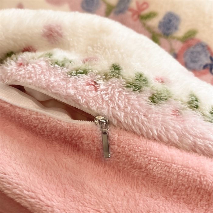 91家纺网 家纺一手货源 找家纺 川悦生活 2025新款立体雪花绒印花大床四件套系列一场景二 樱桃啵啵