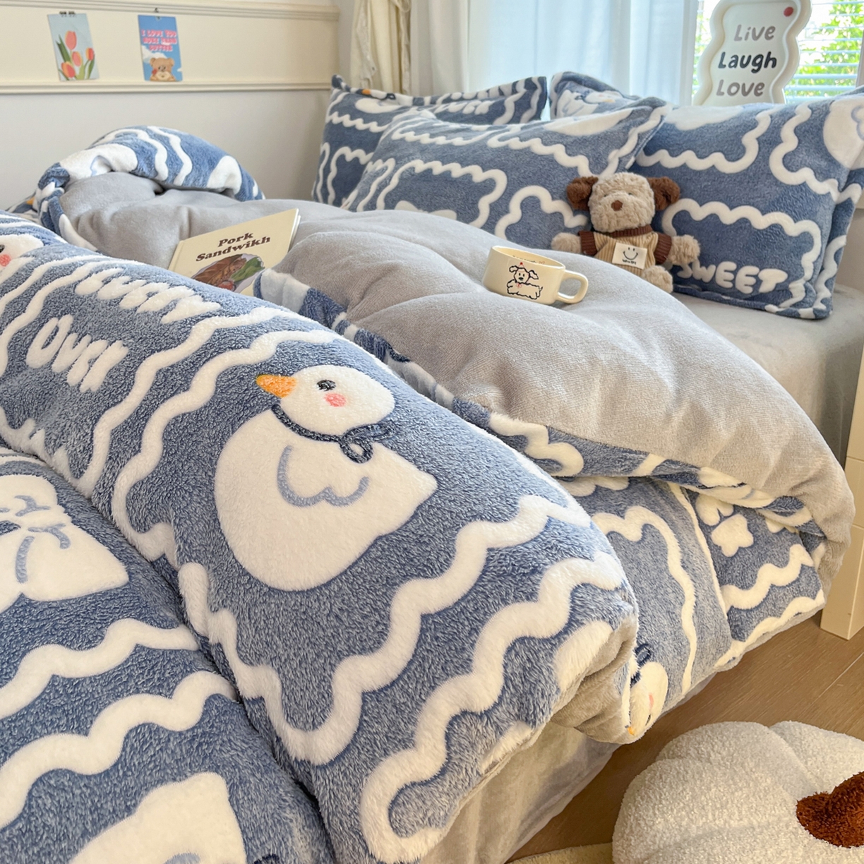 91家纺网 家纺一手货源 找家纺 川悦生活 2025新款立体雪花绒印花大床四件套系列一场景二 快乐鸭鸭