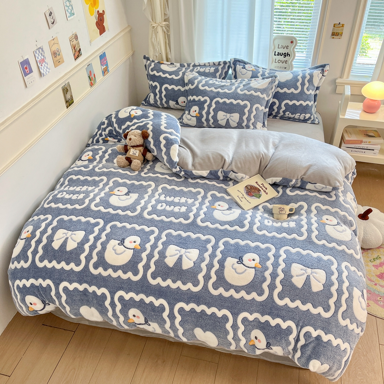 91家纺网 家纺一手货源 找家纺 川悦生活 2025新款立体雪花绒印花大床四件套系列一场景二 快乐鸭鸭