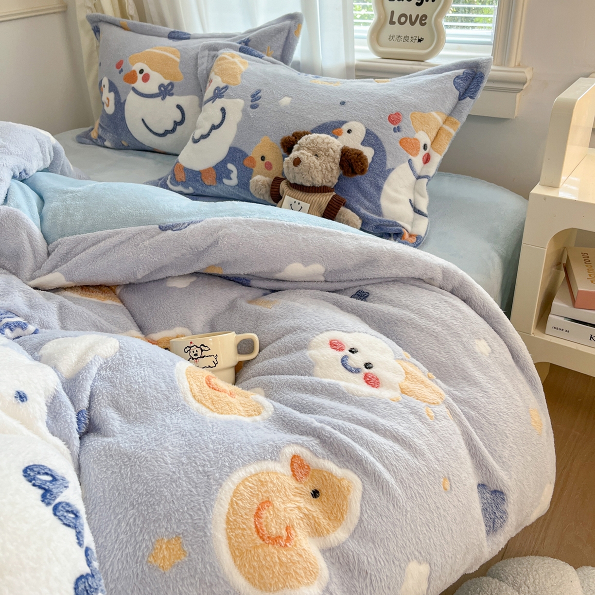 91家纺网 家纺一手货源 找家纺 川悦生活 2025新款立体雪花绒印花大床四件套系列一场景二 哒哒鸭丫