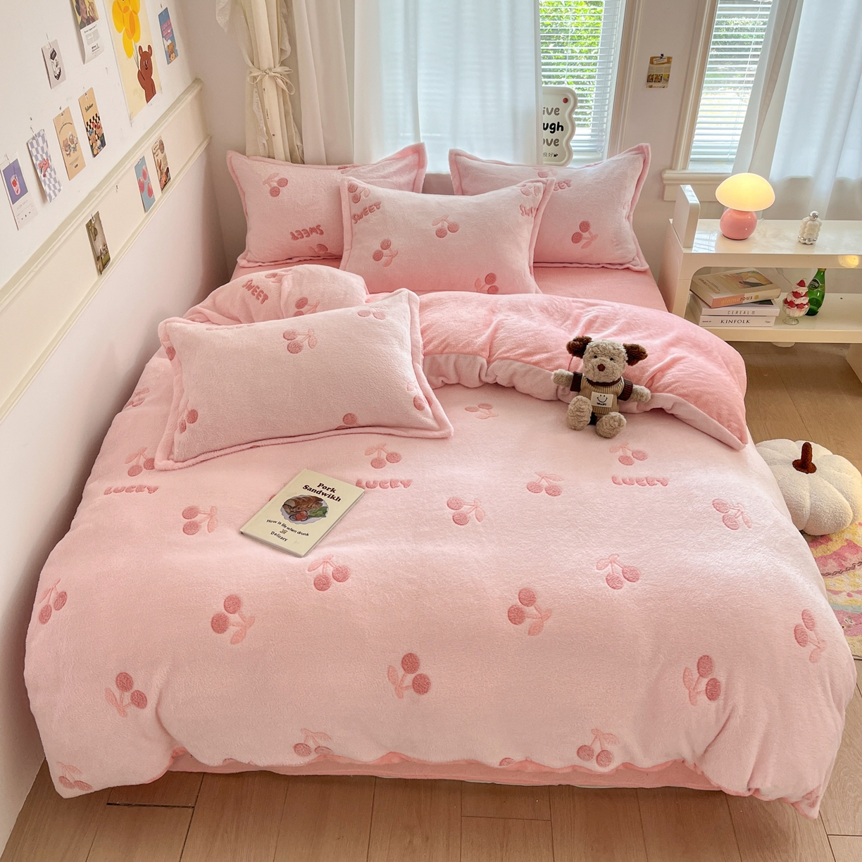 91家纺网 家纺一手货源 找家纺 川悦生活 2025新款立体雪花绒印花大床四件套系列一场景二 ins樱桃