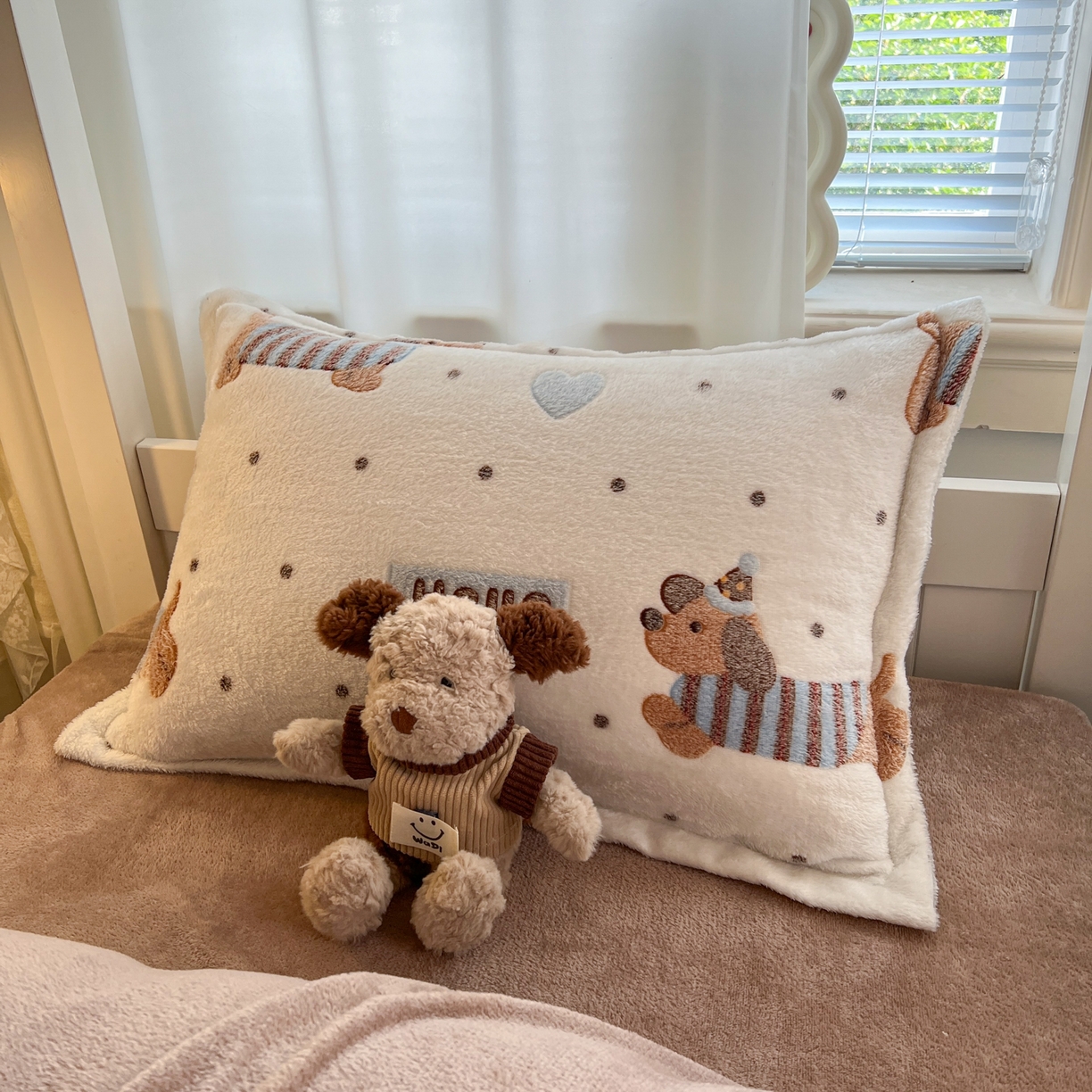 91家纺网 家纺一手货源 找家纺 川悦生活 2025新款立体雪花绒印花四件套学生床系列二场景二 腊肠小点