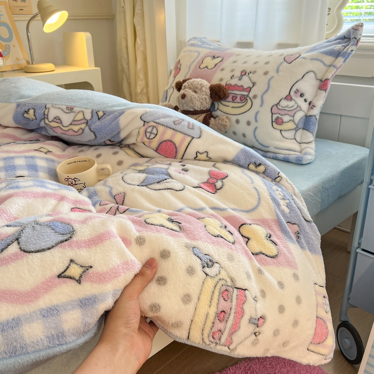 91家纺网 家纺一手货源 找家纺 川悦生活 2025新款立体雪花绒印花四件套学生床系列二场景二 小喵甜心