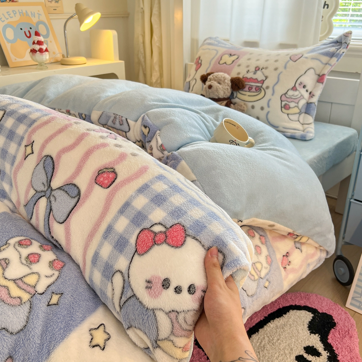 91家纺网 家纺一手货源 找家纺 川悦生活 2025新款立体雪花绒印花四件套学生床系列二场景二 小喵甜心