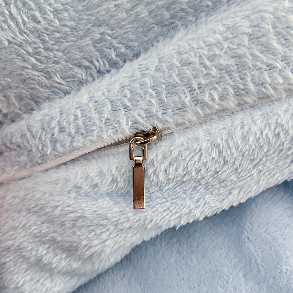 91家纺网 家纺一手货源 找家纺 川悦生活 2025新款立体雪花绒印花四件套学生床系列二场景二 快乐派对