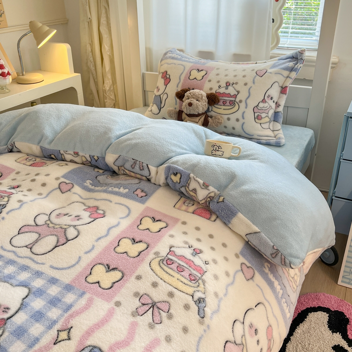 91家纺网 家纺一手货源 找家纺 川悦生活 2025新款立体雪花绒印花四件套学生床系列二场景二 小喵甜心