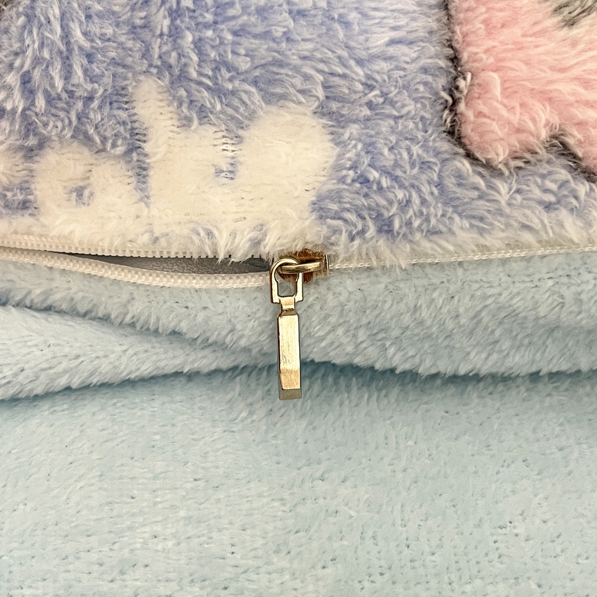 91家纺网 家纺一手货源 找家纺 川悦生活 2025新款立体雪花绒印花四件套学生床系列二场景二 小喵甜心