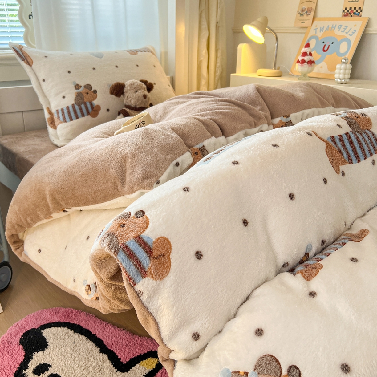 91家纺网 家纺一手货源 找家纺 川悦生活 2025新款立体雪花绒印花四件套学生床系列二场景二 腊肠小点