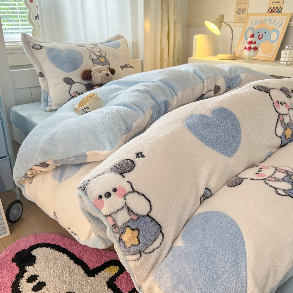 91家纺网 家纺一手货源 找家纺 川悦生活 2025新款立体雪花绒印花四件套学生床系列二场景二 快乐西高地