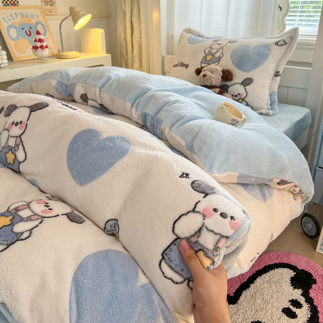 91家纺网 家纺一手货源 找家纺 川悦生活 2025新款立体雪花绒印花四件套学生床系列二场景二 快乐西高地