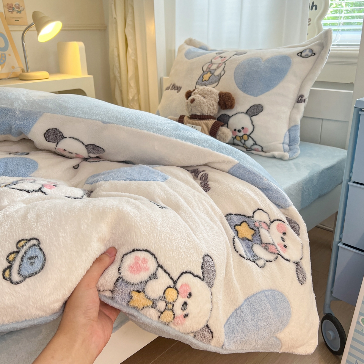 91家纺网 家纺一手货源 找家纺 川悦生活 2025新款立体雪花绒印花四件套学生床系列二场景二 快乐西高地