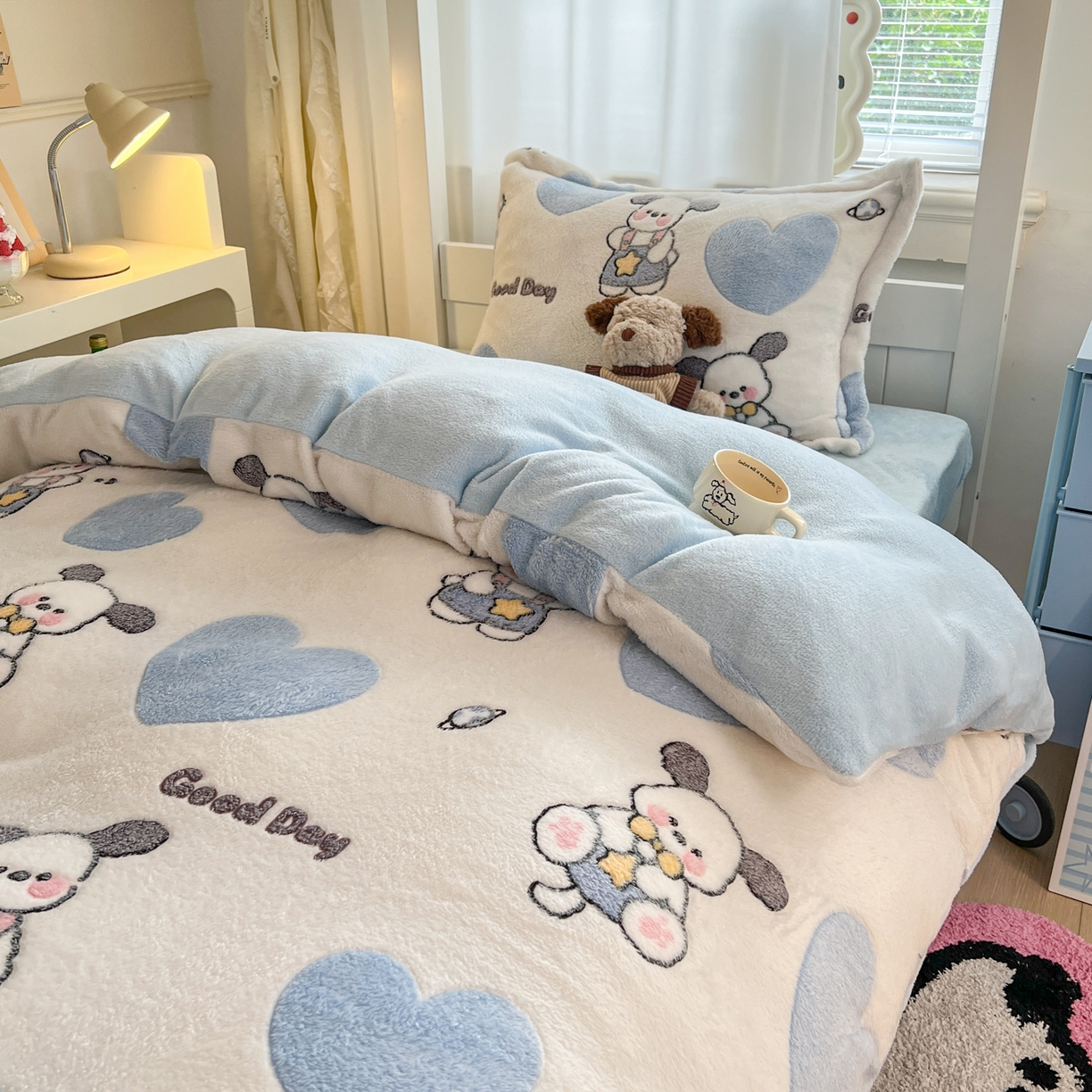 91家纺网 家纺一手货源 找家纺 川悦生活 2025新款立体雪花绒印花四件套学生床系列二场景二 快乐西高地