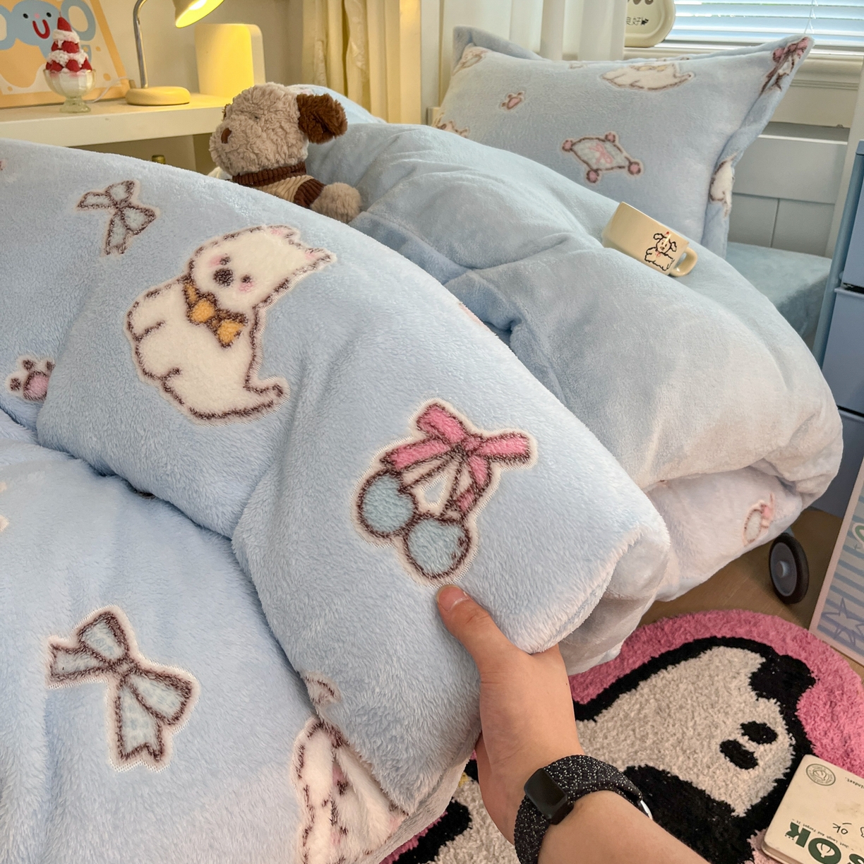 91家纺网 家纺一手货源 找家纺 川悦生活 2025新款立体雪花绒印花四件套学生床系列二场景二 奶蓝小汪蓝