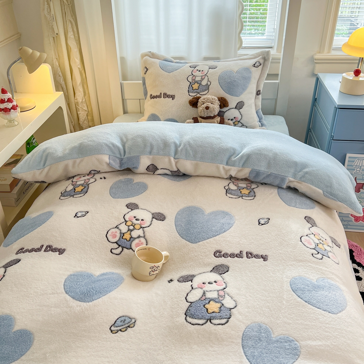 91家纺网 家纺一手货源 找家纺 川悦生活 2025新款立体雪花绒印花四件套学生床系列二场景二 快乐西高地