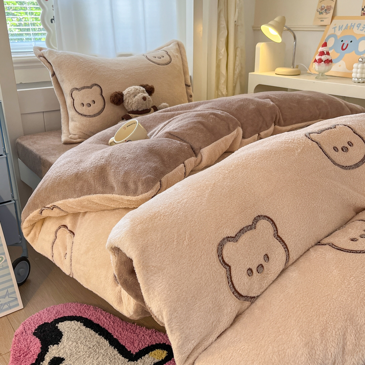 91家纺网 家纺一手货源 找家纺 川悦生活 2025新款立体雪花绒印花四件套学生床系列二场景二 曲奇小熊