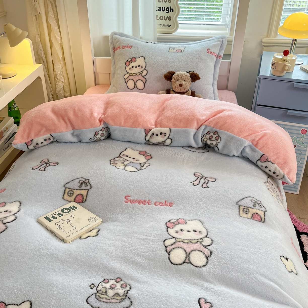 91家纺网 家纺一手货源 找家纺 川悦生活 2025新款立体雪花绒印花四件套学生床系列二场景二 幸运小咪