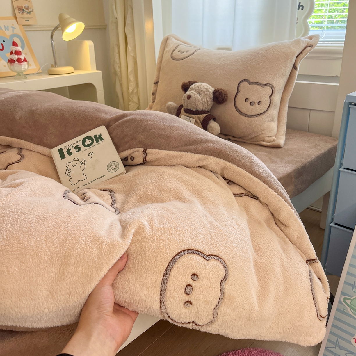 91家纺网 家纺一手货源 找家纺 川悦生活 2025新款立体雪花绒印花四件套学生床系列二场景二 曲奇小熊