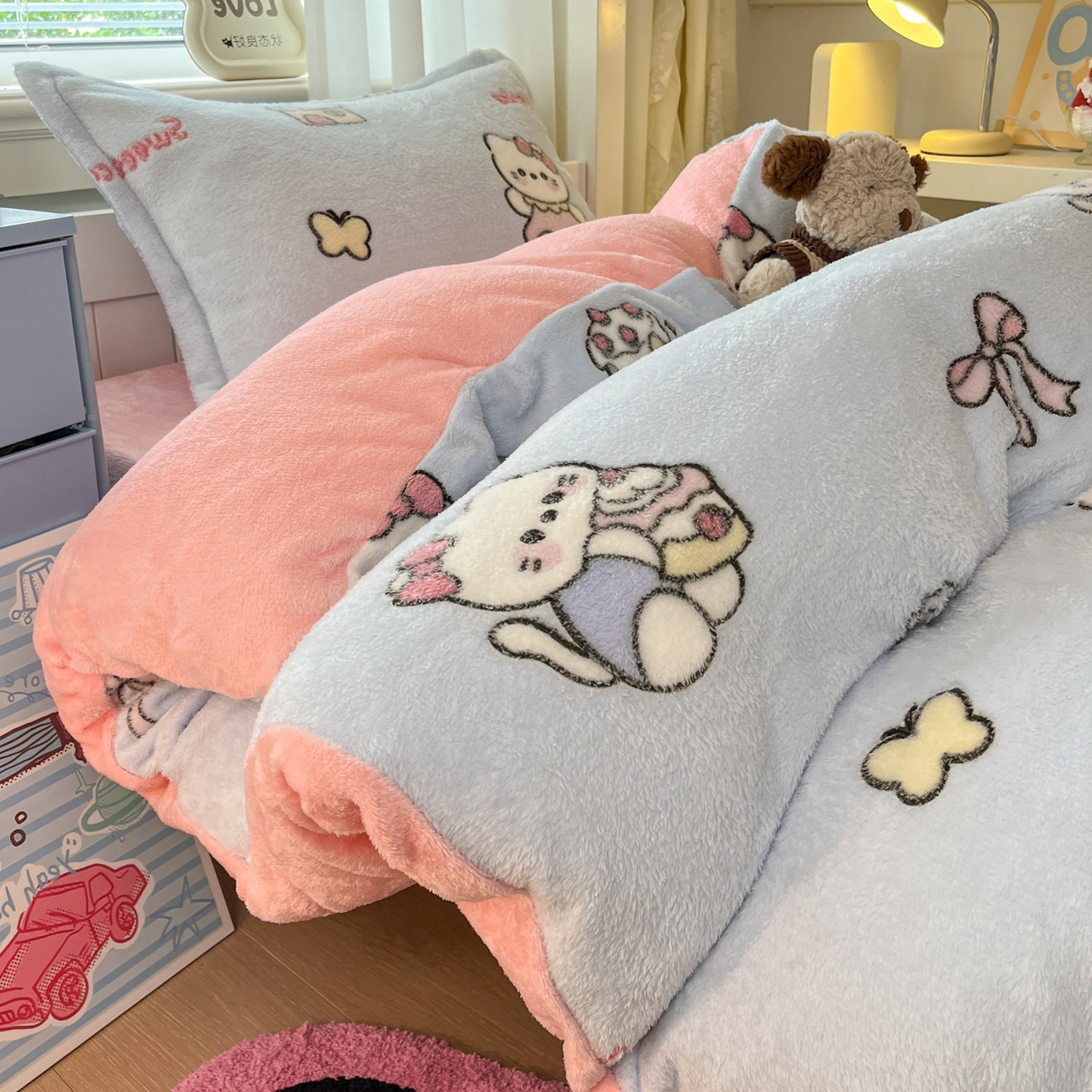 91家纺网 家纺一手货源 找家纺 川悦生活 2025新款立体雪花绒印花四件套学生床系列二场景二 幸运小咪