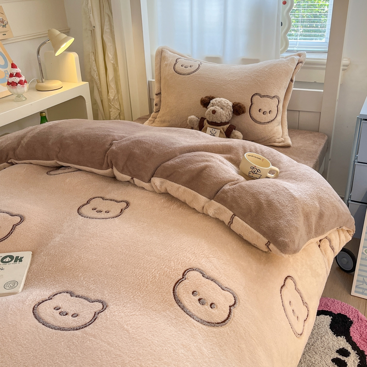91家纺网 家纺一手货源 找家纺 川悦生活 2025新款立体雪花绒印花四件套学生床系列二场景二 曲奇小熊