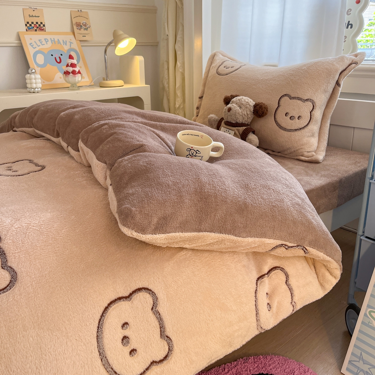 91家纺网 家纺一手货源 找家纺 川悦生活 2025新款立体雪花绒印花四件套学生床系列二场景二 曲奇小熊