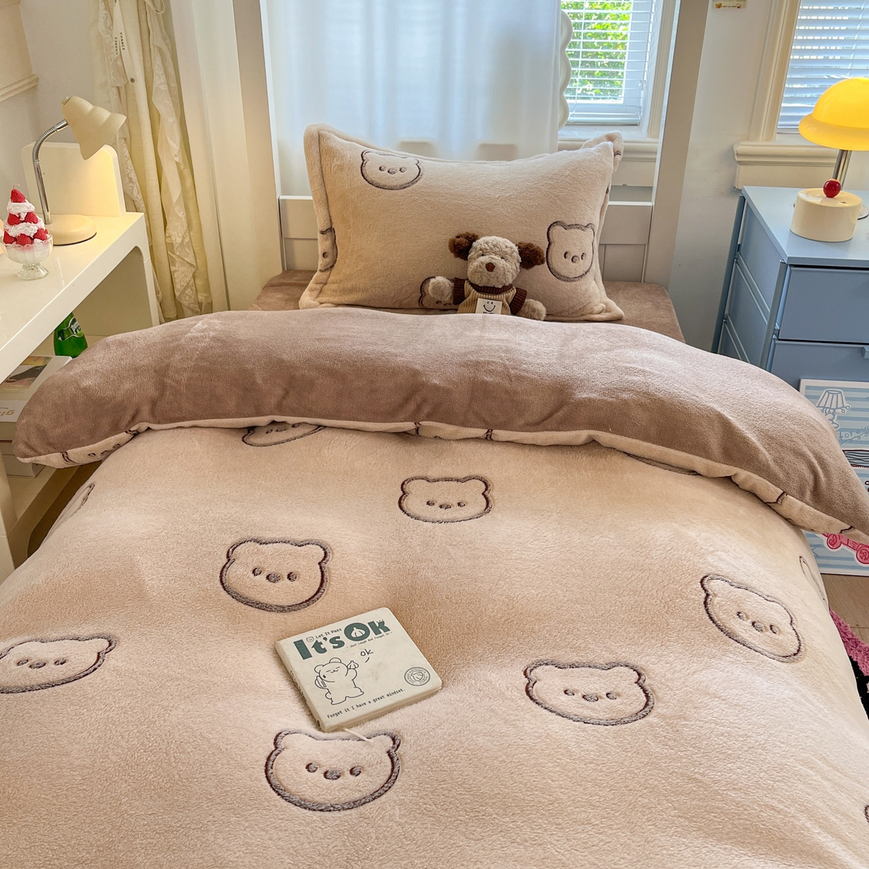 91家纺网 家纺一手货源 找家纺 川悦生活 2025新款立体雪花绒印花四件套学生床系列二场景二 曲奇小熊