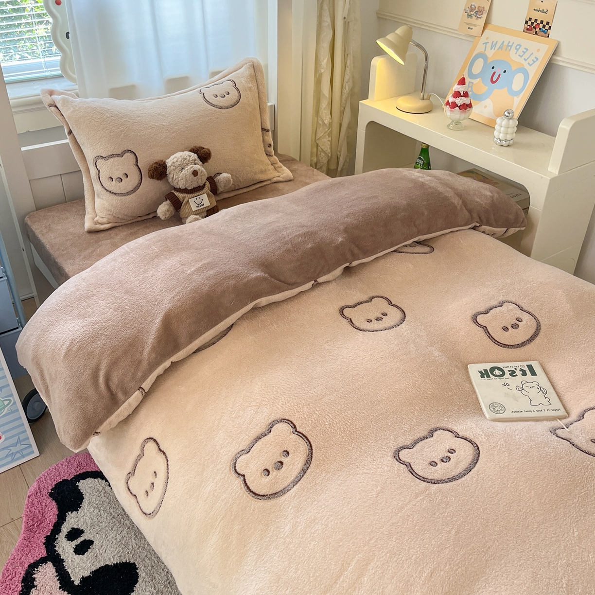 91家纺网 家纺一手货源 找家纺 川悦生活 2025新款立体雪花绒印花四件套学生床系列二场景二 曲奇小熊