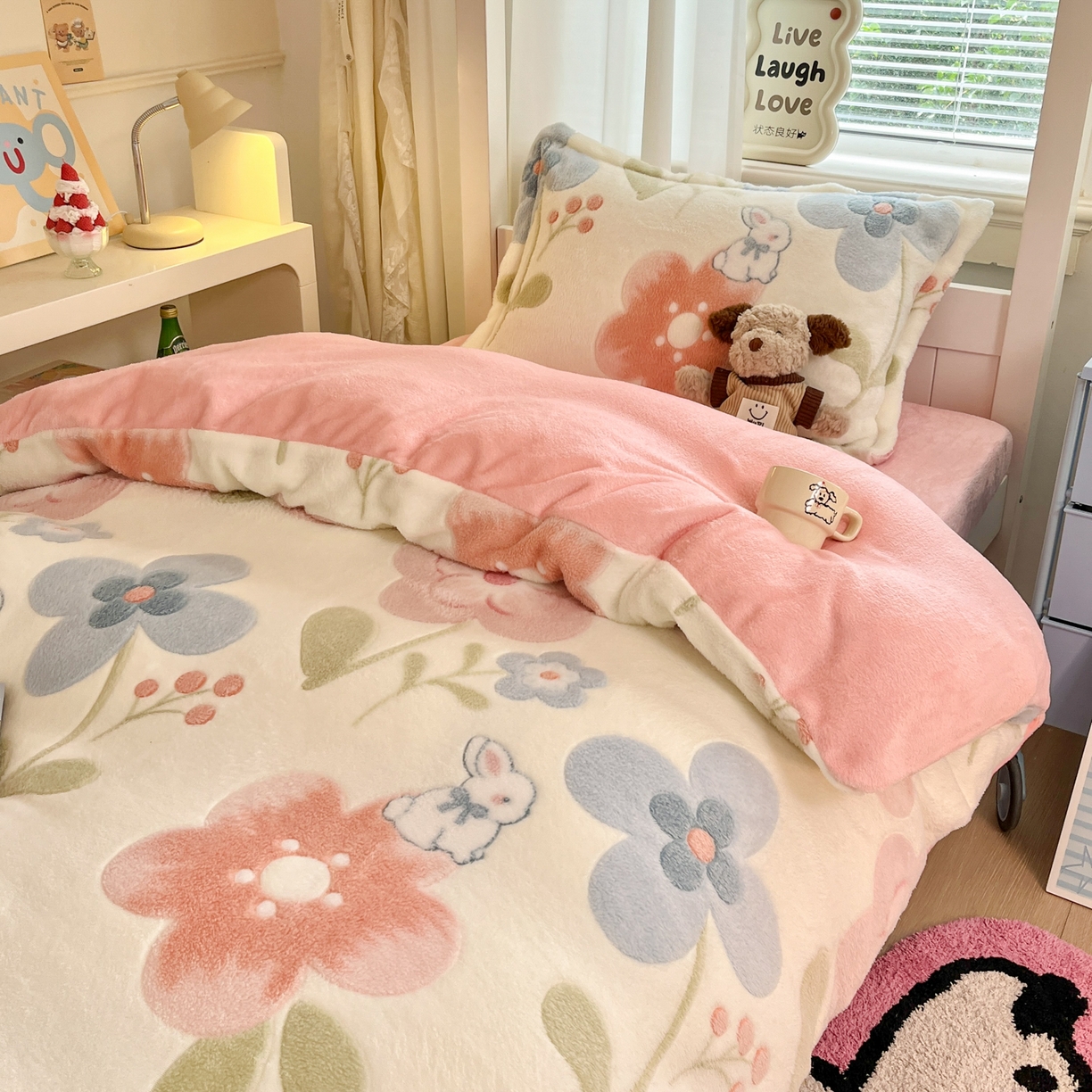 91家纺网 家纺一手货源 找家纺 川悦生活 2025新款立体雪花绒印花四件套学生床系列二场景二 半眠小兔
