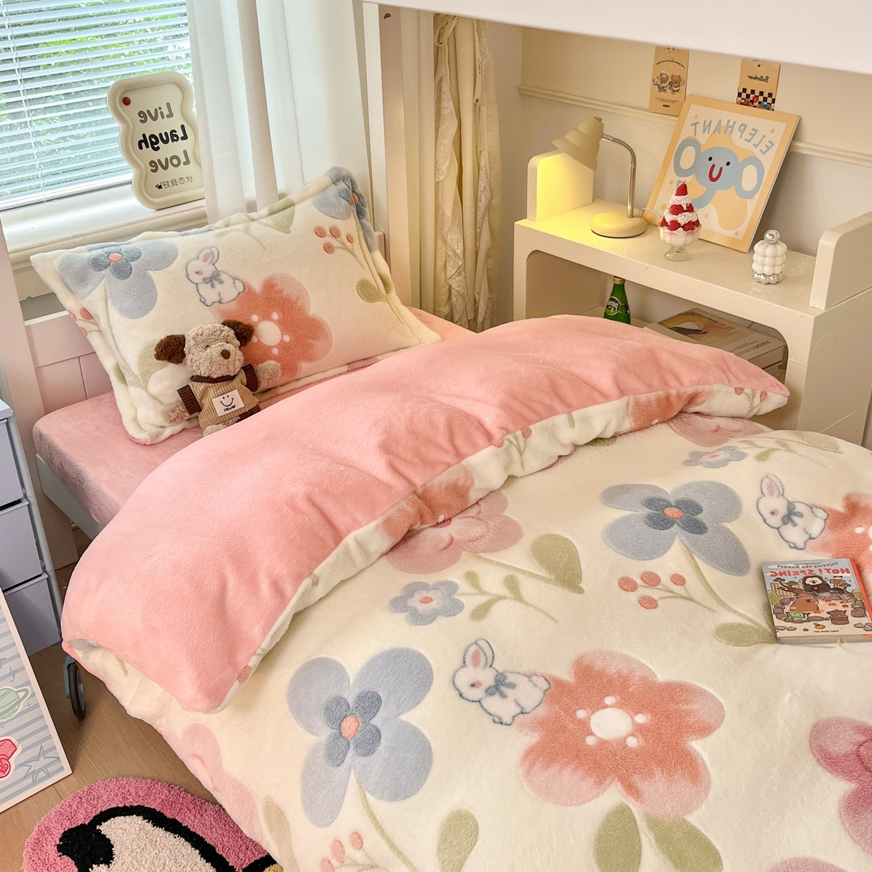 91家纺网 家纺一手货源 找家纺 川悦生活 2025新款立体雪花绒印花四件套学生床系列二场景二 半眠小兔