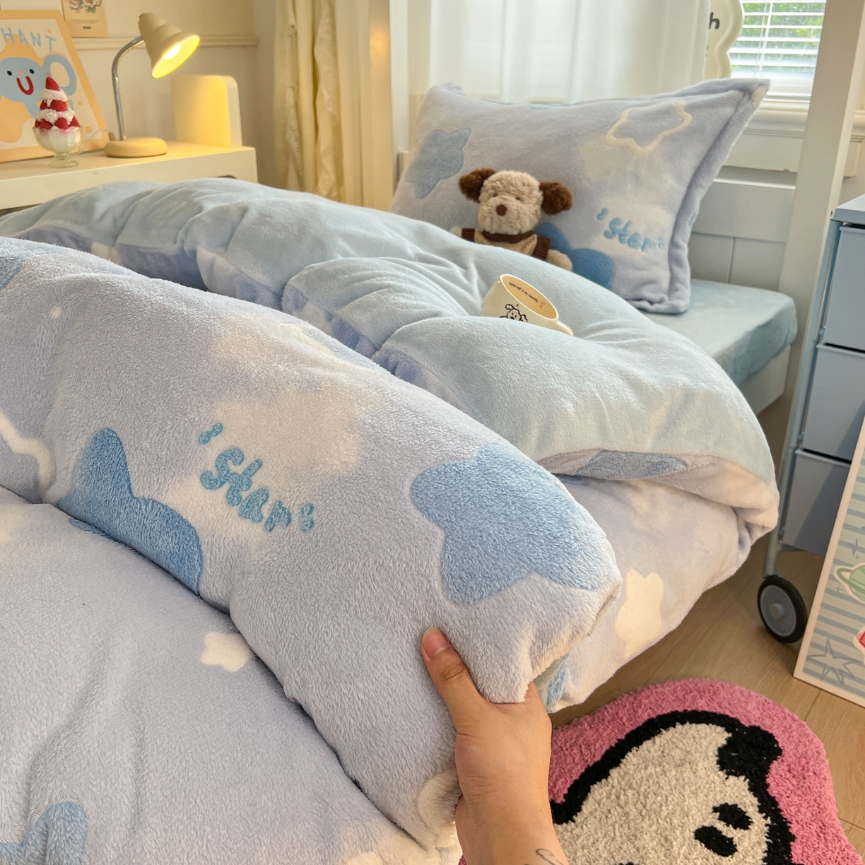 91家纺网 家纺一手货源 找家纺 川悦生活 2025新款立体雪花绒印花四件套学生床系列二场景二 叮咚星星