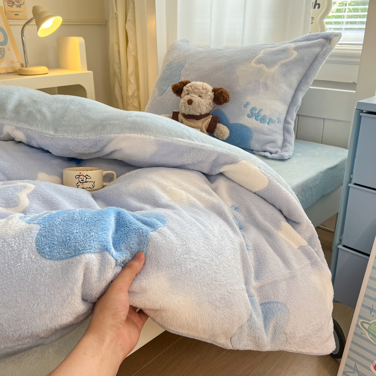 91家纺网 家纺一手货源 找家纺 川悦生活 2025新款立体雪花绒印花四件套学生床系列二场景二 叮咚星星