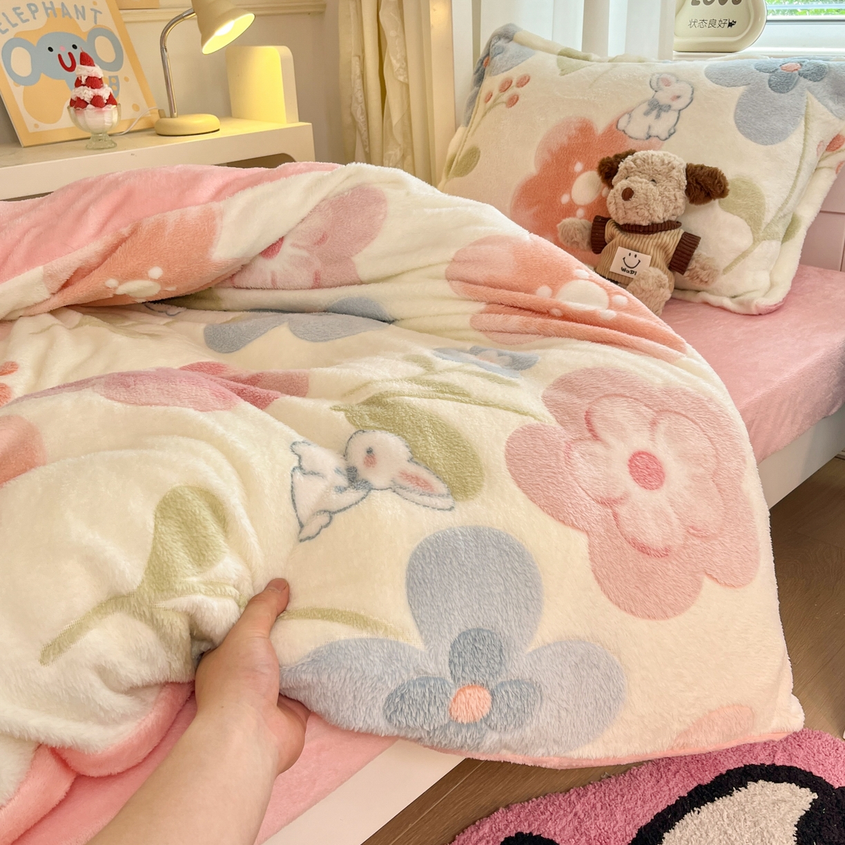 91家纺网 家纺一手货源 找家纺 川悦生活 2025新款立体雪花绒印花四件套学生床系列二场景二 半眠小兔