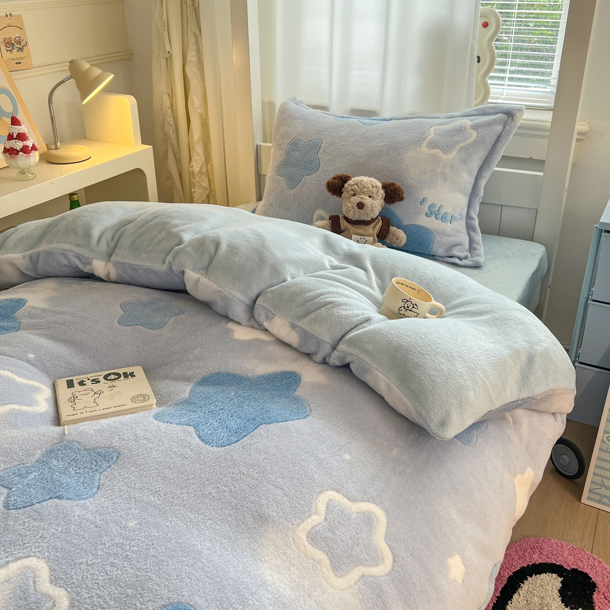 91家纺网 家纺一手货源 找家纺 川悦生活 2025新款立体雪花绒印花四件套学生床系列二场景二 叮咚星星