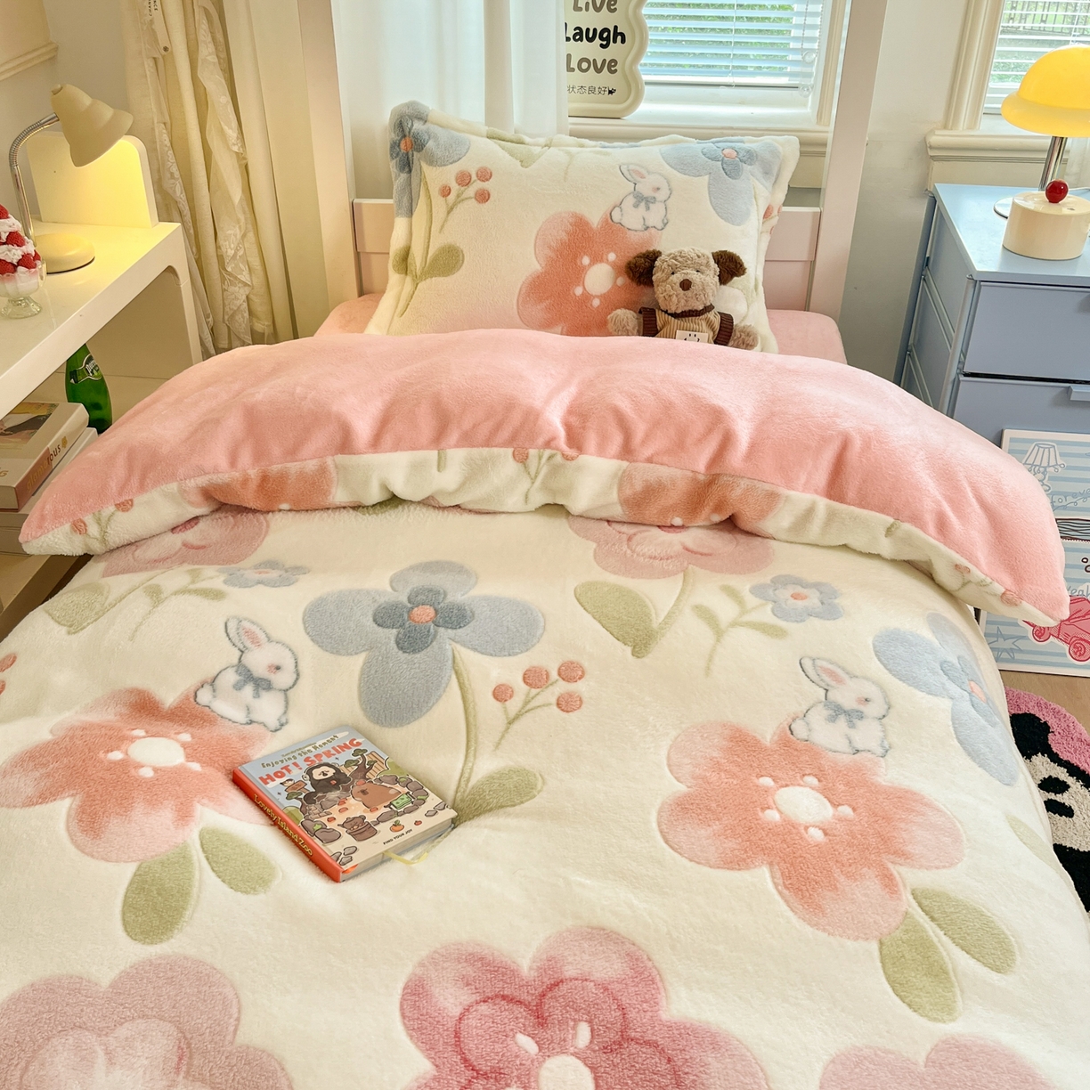 91家纺网 家纺一手货源 找家纺 川悦生活 2025新款立体雪花绒印花四件套学生床系列二场景二 半眠小兔