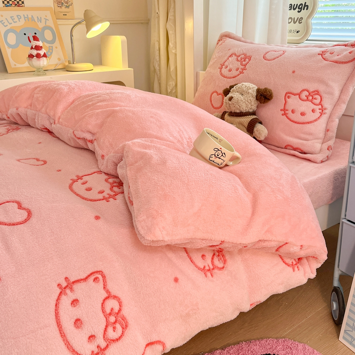 91家纺网 家纺一手货源 找家纺 川悦生活 2025新款立体雪花绒印花四件套学生床系列二场景二 爱心喵喵