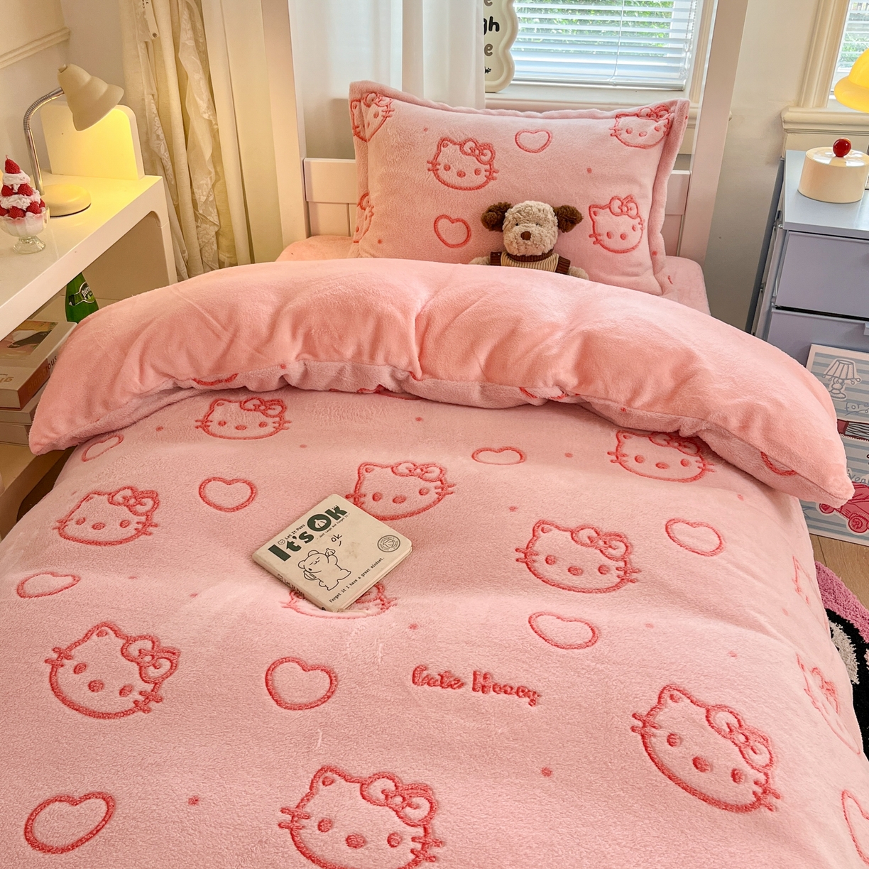 91家纺网 家纺一手货源 找家纺 川悦生活 2025新款立体雪花绒印花四件套学生床系列二场景二 爱心喵喵