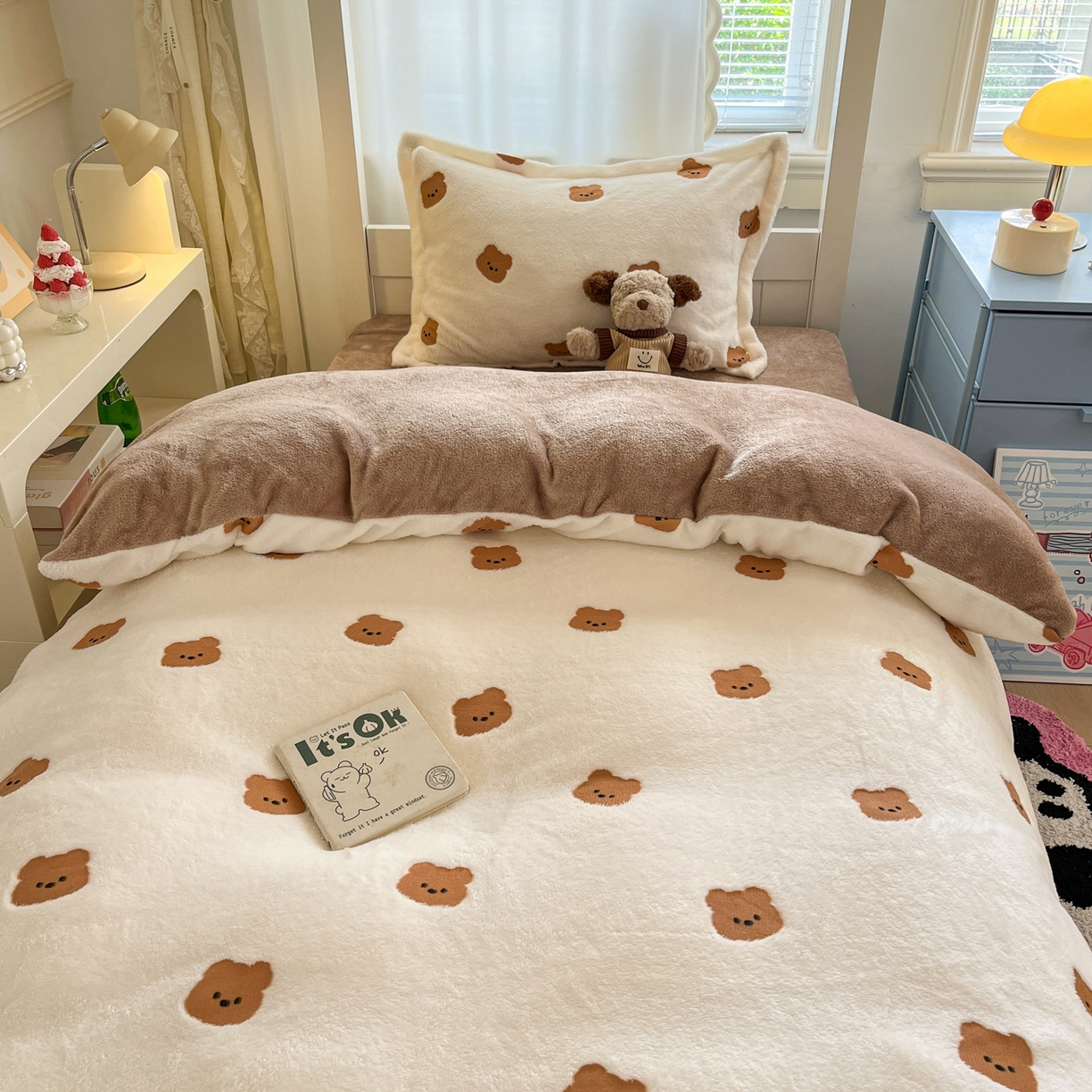 91家纺网 家纺一手货源 找家纺 川悦生活 2025新款立体雪花绒印花四件套学生床系列二场景二 豆奶小熊